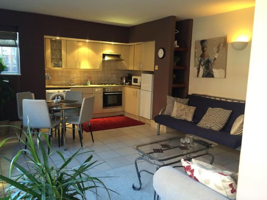Awesome Apartment In The Heart Of Camden Town ลอนดอน ภายนอก รูปภาพ