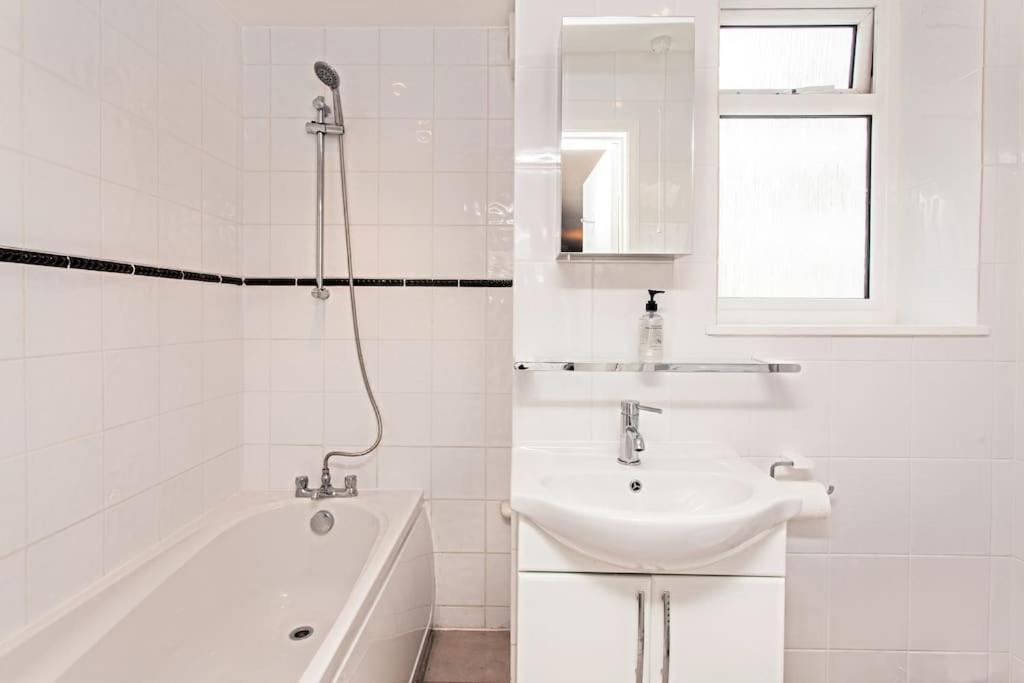 Awesome Apartment In The Heart Of Camden Town ลอนดอน ภายนอก รูปภาพ